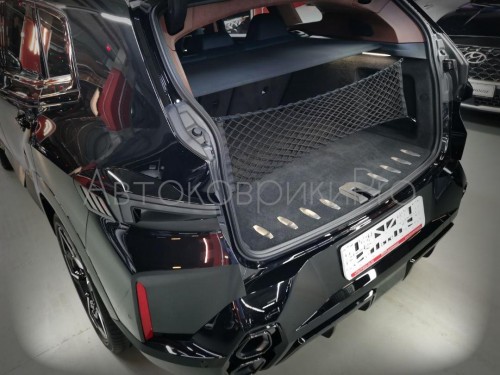 Сетка в багажник BMW XM 2023- Эластичная текстильная сетка вертикального крепления, препятствующая скольжению и перемещению предметов в багажном отделении автомобиля.