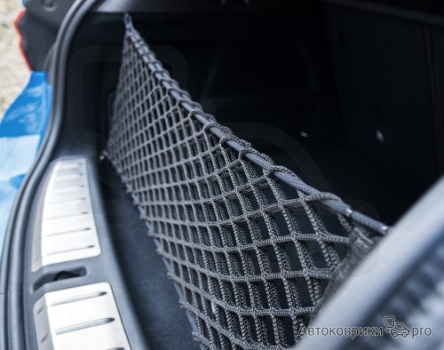 Сетка в багажник автомобиля Kia Seltos Эластичная текстильная сетка вертикального крепления, препятствующая скольжению и перемещению предметов в багажном отделении автомобиля.