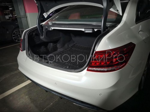 Сетка в багажник Mercedes-Benz E-класса 2009-2016 Эластичная текстильная сетка горизонтального крепления, препятствующая скольжению и перемещению предметов в багажном отделении автомобиля.