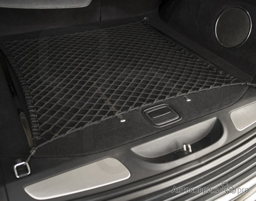 Сетка в багажник автомобиля Kia Seltos Эластичная текстильная сетка горизонтального крепления, препятствующая скольжению и перемещению предметов в багажном отделении автомобиля.