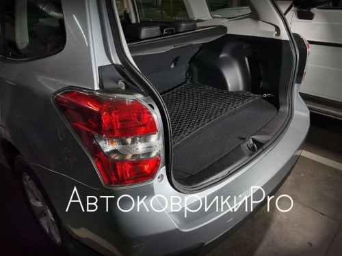 Сетка в багажник Subaru Forester 2012-2018 Эластичная текстильная сетка горизонтального крепления, препятствующая скольжению и перемещению предметов в багажном отделении автомобиля.