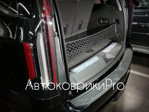 Сетка в багажник Cadillac Escalade 2020-  Эластичная текстильная сетка вертикального крепления, препятствующая скольжению и перемещению предметов в багажном отделении автомобиля.