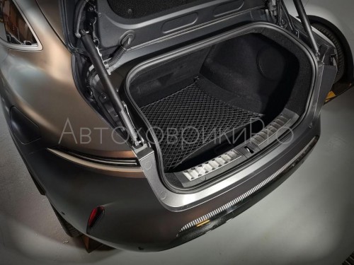Сетка в багажник Avatr 11 2022- Эластичная текстильная сетка горизонтального крепления, препятствующая скольжению и перемещению предметов в багажном отделении автомобиля.