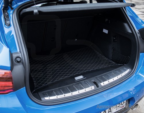 Сетка в багажник автомобиля BMW X1 Эластичная текстильная сетка горизонтального крепления, препятствующая скольжению и перемещению предметов в багажном отделении автомобиля.