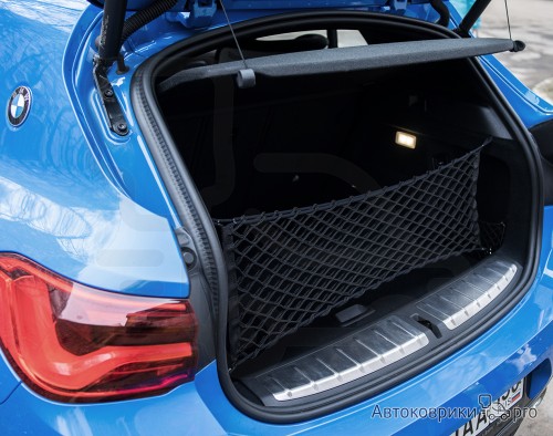 Сетка в багажник автомобиля BMW X1 2015-2022 Эластичная текстильная сетка вертикального крепления, препятствующая скольжению и перемещению предметов в багажном отделении автомобиля.