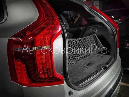 Сетка в багажник Volvo XC90 2015- Эластичная текстильная сетка вертикального крепления, препятствующая скольжению и перемещению предметов в багажном отделении автомобиля.
