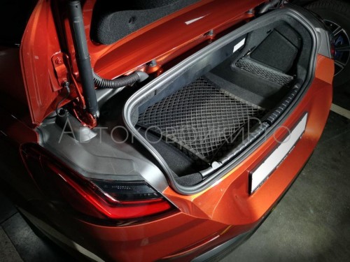 Сетка в багажник BMW 8 серии 2018- Эластичная текстильная сетка горизонтального крепления, препятствующая скольжению и перемещению предметов в багажном отделении автомобиля.