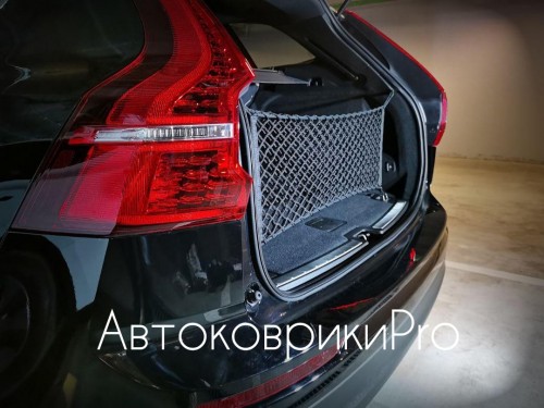 Сетка в багажник Volvo XC60 2017- Эластичная текстильная сетка вертикального крепления, препятствующая скольжению и перемещению предметов в багажном отделении автомобиля.