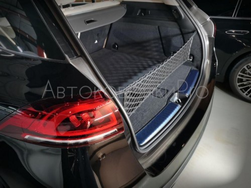 Сетка в багажник Mercedes-Benz GLE 2019- Эластичная текстильная сетка вертикального крепления, препятствующая скольжению и перемещению предметов в багажном отделении автомобиля.