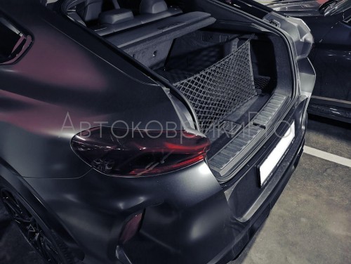Сетка в багажник BMW X6 2019- Эластичная текстильная сетка вертикального крепления, препятствующая скольжению и перемещению предметов в багажном отделении автомобиля.