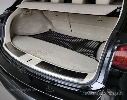 Сетка в багажник автомобиля Infiniti QX70 FX Эластичная текстильная сетка горизонтального крепления, препятствующая скольжению и перемещению предметов в багажном отделении автомобиля.