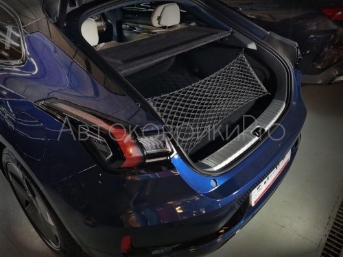 Сетка в багажник Zeekr 001 2021- Эластичная текстильная сетка вертикального крепления, препятствующая скольжению и перемещению предметов в багажном отделении автомобиля.