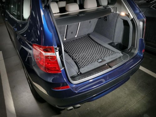 Сетка в багажник BMW X3 2010-2017 Эластичная текстильная сетка горизонтального крепления, препятствующая скольжению и перемещению предметов в багажном отделении автомобиля.