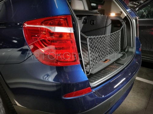 Сетка в багажник BMW X3 2010-2017 Эластичная текстильная сетка вертикального крепления, препятствующая скольжению и перемещению предметов в багажном отделении автомобиля.