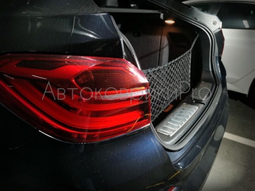 Сетка в багажник BMW X4 2014-2018 Эластичная текстильная сетка вертикального крепления, препятствующая скольжению и перемещению предметов в багажном отделении автомобиля.