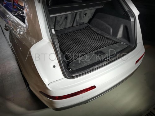 Сетка в багажник Audi Q7 2015- Эластичная текстильная сетка горизонтального крепления, препятствующая скольжению и перемещению предметов в багажном отделении автомобиля.