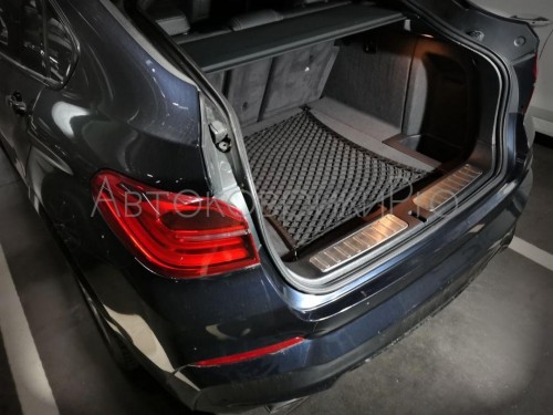 Сетка в багажник BMW X4 2014-2018 Эластичная текстильная сетка горизонтального крепления, препятствующая скольжению и перемещению предметов в багажном отделении автомобиля.