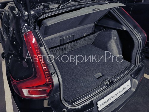 Сетка в багажник Volvo XC40 2017- Эластичная текстильная сетка вертикального крепления, препятствующая скольжению и перемещению предметов в багажном отделении автомобиля.