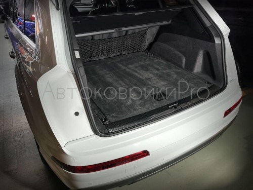 Сетка в багажник Audi Q7 2015- Эластичная текстильная сетка вертикального крепления, препятствующая скольжению и перемещению предметов в багажном отделении автомобиля.