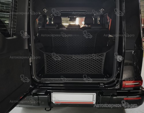 Сетка в багажник Mercedes-Benz G-класса 2018- Эластичная текстильная сетка вертикального крепления, препятствующая скольжению и перемещению предметов в багажном отделении автомобиля.
