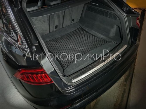 Сетка в багажник Audi Q8 2018- Эластичная текстильная сетка горизонтального крепления, препятствующая скольжению и перемещению предметов в багажном отделении автомобиля.