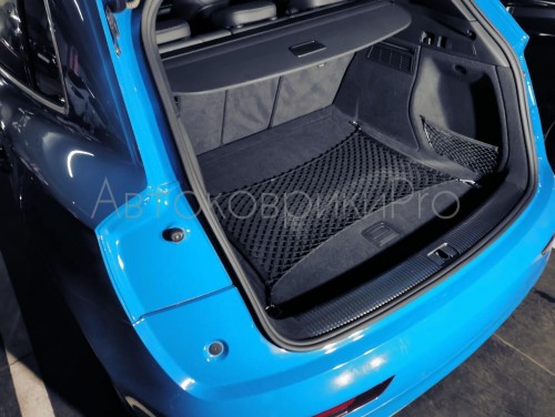 Сетка в багажник Audi Q5 2017- Эластичная текстильная сетка горизонтального крепления, препятствующая скольжению и перемещению предметов в багажном отделении автомобиля.