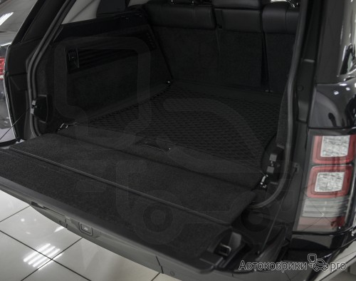 Сетка в багажник Range Rover 2012-2022 Эластичная текстильная сетка горизонтального крепления, препятствующая скольжению и перемещению предметов в багажном отделении автомобиля.