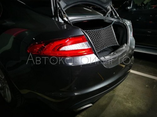 Сетка в багажник Jaguar XF 2008-2015 Эластичная текстильная сетка вертикального крепления, препятствующая скольжению и перемещению предметов в багажном отделении автомобиля.