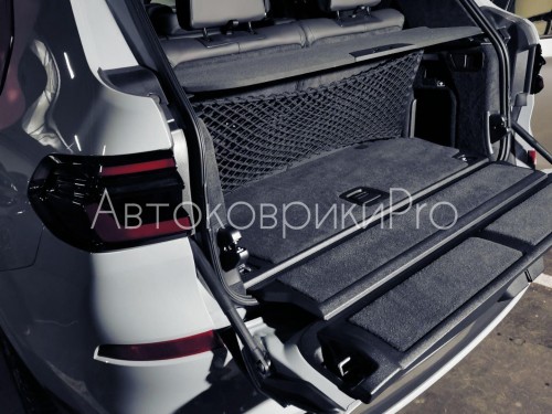 Сетка в багажник BMW X7 2019- Эластичная текстильная сетка вертикального крепления, препятствующая скольжению и перемещению предметов в багажном отделении автомобиля.