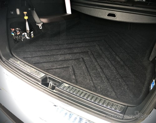 Коврик багажника для Porsche Macan Текстильный 3D коврик багажника черного цвета. Многослойная структура обеспечивает полную водонепроницаемость и защиту багажного отделения.