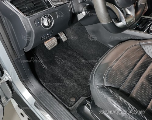 Коврики в салон Mercedes-Benz GLE M 2011-2019 Комплект текстильных ковриков черного, серого, бежевого или коричневого цвета. Основа из термопластичной резины обеспечивает полную водонепроницаемость и защиту. Возможен заказ одного или более ковриков из комплекта.