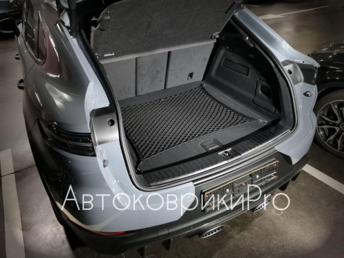 Сетка в багажник Porsche Cayenne 2018- Эластичная текстильная сетка горизонтального крепления, препятствующая скольжению и перемещению предметов в багажном отделении автомобиля.