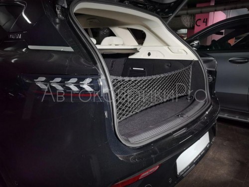 Сетка в багажник Voyah Free 2021- Эластичная текстильная сетка вертикального крепления, препятствующая скольжению и перемещению предметов в багажном отделении автомобиля.