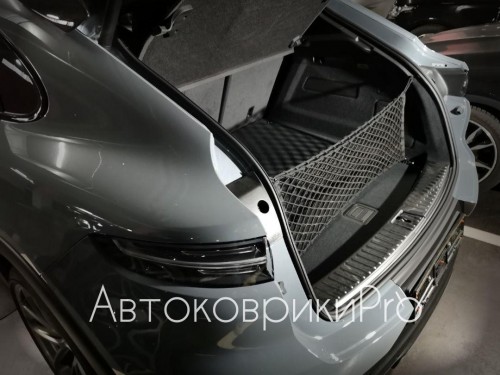 Сетка в багажник Porsche Cayenne 2018- Эластичная текстильная сетка вертикального крепления, препятствующая скольжению и перемещению предметов в багажном отделении автомобиля.