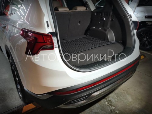 Сетка в багажник Hyundai Santa Fe 2018-2023 Эластичная текстильная сетка горизонтального крепления, препятствующая скольжению и перемещению предметов в багажном отделении автомобиля.