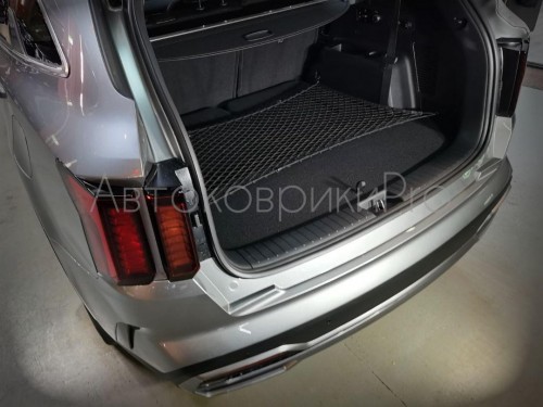 Сетка в багажник Kia Sorento 2020- Эластичная текстильная сетка горизонтального крепления, препятствующая скольжению и перемещению предметов в багажном отделении автомобиля.
