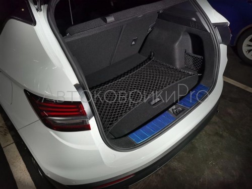 Сетка в багажник Geely Coolray 2020- Эластичная текстильная сетка горизонтального крепления, препятствующая скольжению и перемещению предметов в багажном отделении автомобиля.