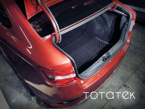 Сетка в багажник Lada Vesta Эластичная текстильная сетка горизонтального крепления, препятствующая скольжению и перемещению предметов в багажном отделении автомобиля.