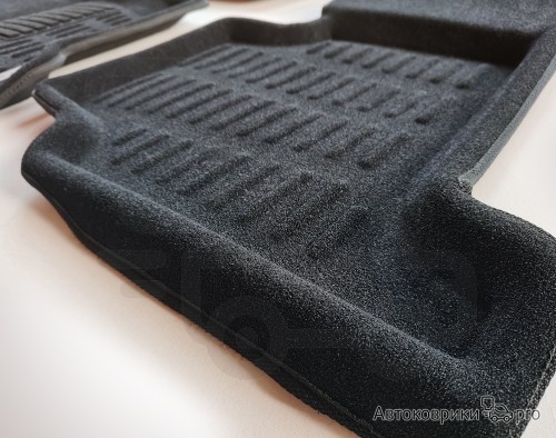 Коврики 3D Satori для Toyota Land Cruiser Комплект 3D ковриков черного, серого или бежевого цвета. Многослойная структура обеспечивает полную водонепроницаемость и защиту салона автомобиля.