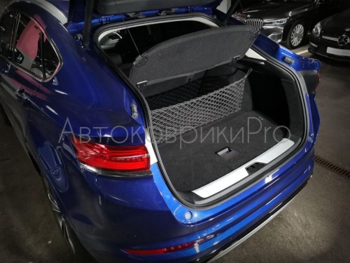 Сетка в багажник Geely Tugella 2020- Эластичная текстильная сетка вертикального крепления, препятствующая скольжению и перемещению предметов в багажном отделении автомобиля.