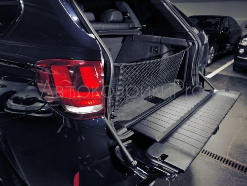 Сетка в багажник BMW X5 2013-2018 Эластичная текстильная сетка вертикального крепления, препятствующая скольжению и перемещению предметов в багажном отделении автомобиля.