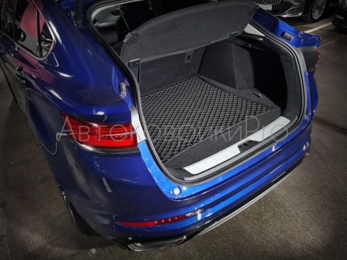 Сетка в багажник Geely Tugella 2020- Эластичная текстильная сетка горизонтального крепления, препятствующая скольжению и перемещению предметов в багажном отделении автомобиля.