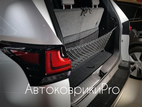 Сетка в багажник Toyota Land Cruiser 2021- Эластичная текстильная сетка вертикального крепления, препятствующая скольжению и перемещению предметов в багажном отделении автомобиля.