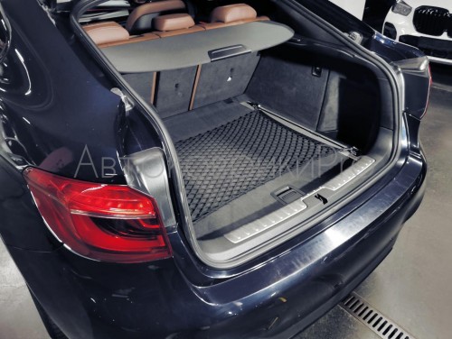 Сетка в багажник BMW X6 2014-2019 Эластичная текстильная сетка горизонтального крепления, препятствующая скольжению и перемещению предметов в багажном отделении автомобиля.