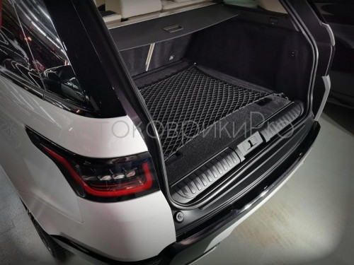 Сетка в багажник Range Rover Sport 2013-2022 Эластичная текстильная сетка горизонтального крепления, препятствующая скольжению и перемещению предметов в багажном отделении автомобиля.