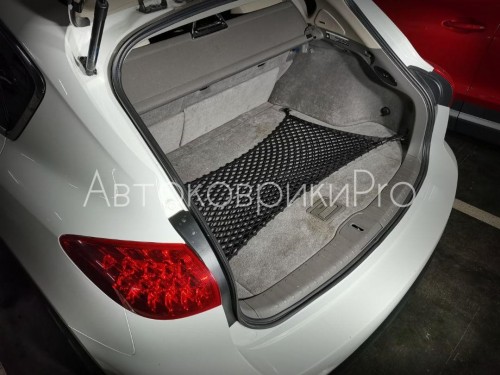 Сетка в багажник Infiniti QX50 EX 2008-2018 Эластичная текстильная сетка горизонтального крепления, препятствующая скольжению и перемещению предметов в багажном отделении автомобиля.