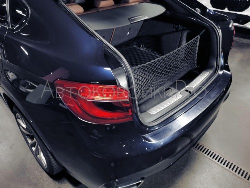 Сетка в багажник BMW X6 2014-2019 Эластичная текстильная сетка вертикального крепления, препятствующая скольжению и перемещению предметов в багажном отделении автомобиля.