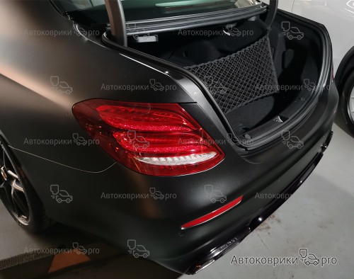 Сетка в багажник Mercedes-Benz E-класса 2016-2023 Эластичная текстильная сетка вертикального крепления, препятствующая скольжению и перемещению предметов в багажном отделении автомобиля.