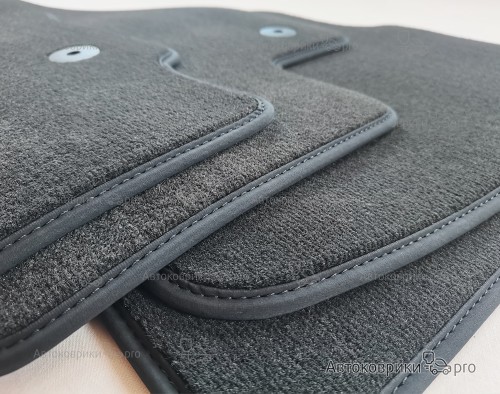 Коврики в салон Mercedes-Benz CLA 2013-2019 Комплект текстильных ковриков черного, серого или бежевого цвета. Основа из термопластичной резины обеспечивает полную водонепроницаемость и защиту. Возможен заказ одного или более ковриков из комплекта.