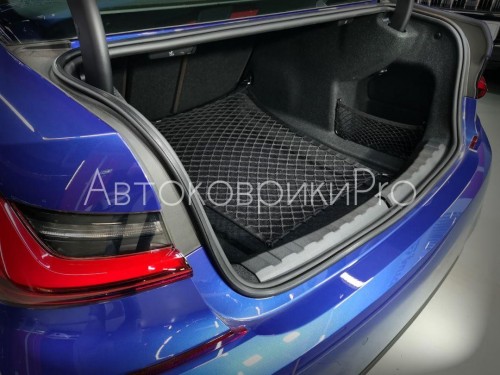 Сетка в багажник BMW 3 серии 2019- Эластичная текстильная сетка горизонтального крепления, препятствующая скольжению и перемещению предметов в багажном отделении автомобиля.